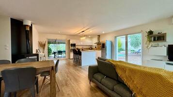 Smart TV, fireplace, table tennis, books