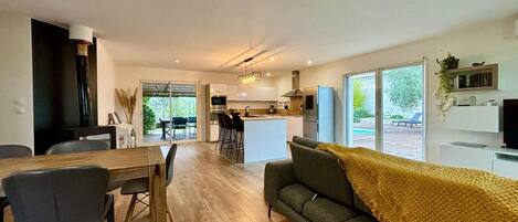 Smart TV, caminetto, tavolo da ping pong, libri