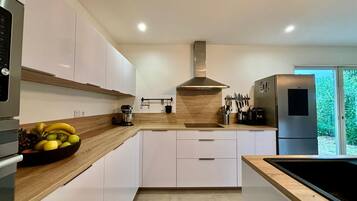 Een koelkast, een microgolfoven, een oven, een kookplaat