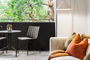 Apartment, 1 Queen Bed, Non Smoking | Living area