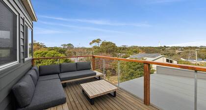 Lighthouse Views - Coastal escape with stunning lighthouse views