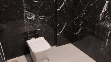 Habitación doble superior, vista a la ciudad | Baño | Toallas, jabón, shampoo