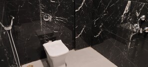 Dobbeltrom – superior, byutsikt | Bad | Håndklær, såpe og sjampo