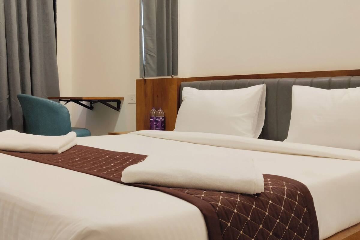 Deluxe dubbelrum - 1 queensize-säng - utsikt mot staden | Gratis wi-fi
