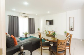 Interior - Luxurious 2-Bedroom Apartment with Rooftop Pool at Gallery (Accra)