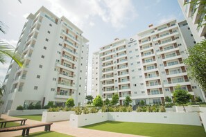 Exterior - Luxurious 2-Bedroom Apartment with Rooftop Pool at Gallery (Accra)