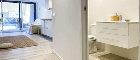 Een douche, een haardroger, handdoeken