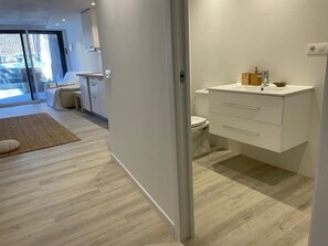 Dusch, hårtork, handdukar och toalettpapper