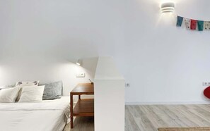 1 bedroom, desk, WiFi, bed sheets