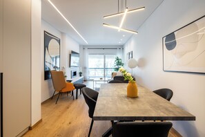 Departamento, 2 habitaciones, cocina, vista a la ciudad | Servicio a la habitación