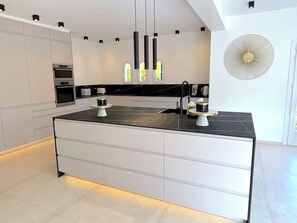 Geladeira, micro-ondas, fogão, cooktop