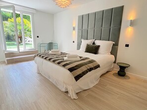 6 quartos, ferros/tábuas de passar roupa, Wi-Fi, roupa de cama