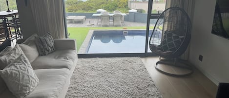 Una televisión, una chimenea