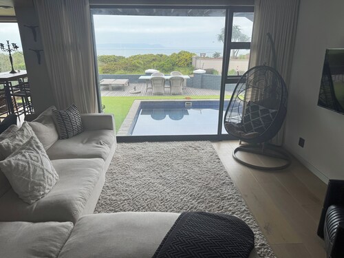 Beautiful self contained apartment minutes walk to cliff path central Hermanus,
