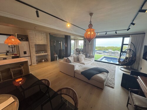 Beautiful self contained apartment minutes walk to cliff path central Hermanus,