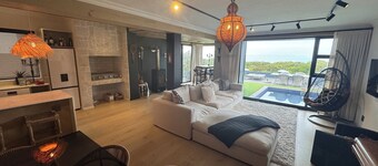 Beautiful self contained apartment minutes walk to cliff path central Hermanus,