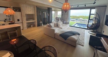 Beautiful self contained apartment minutes walk to cliff path central Hermanus,