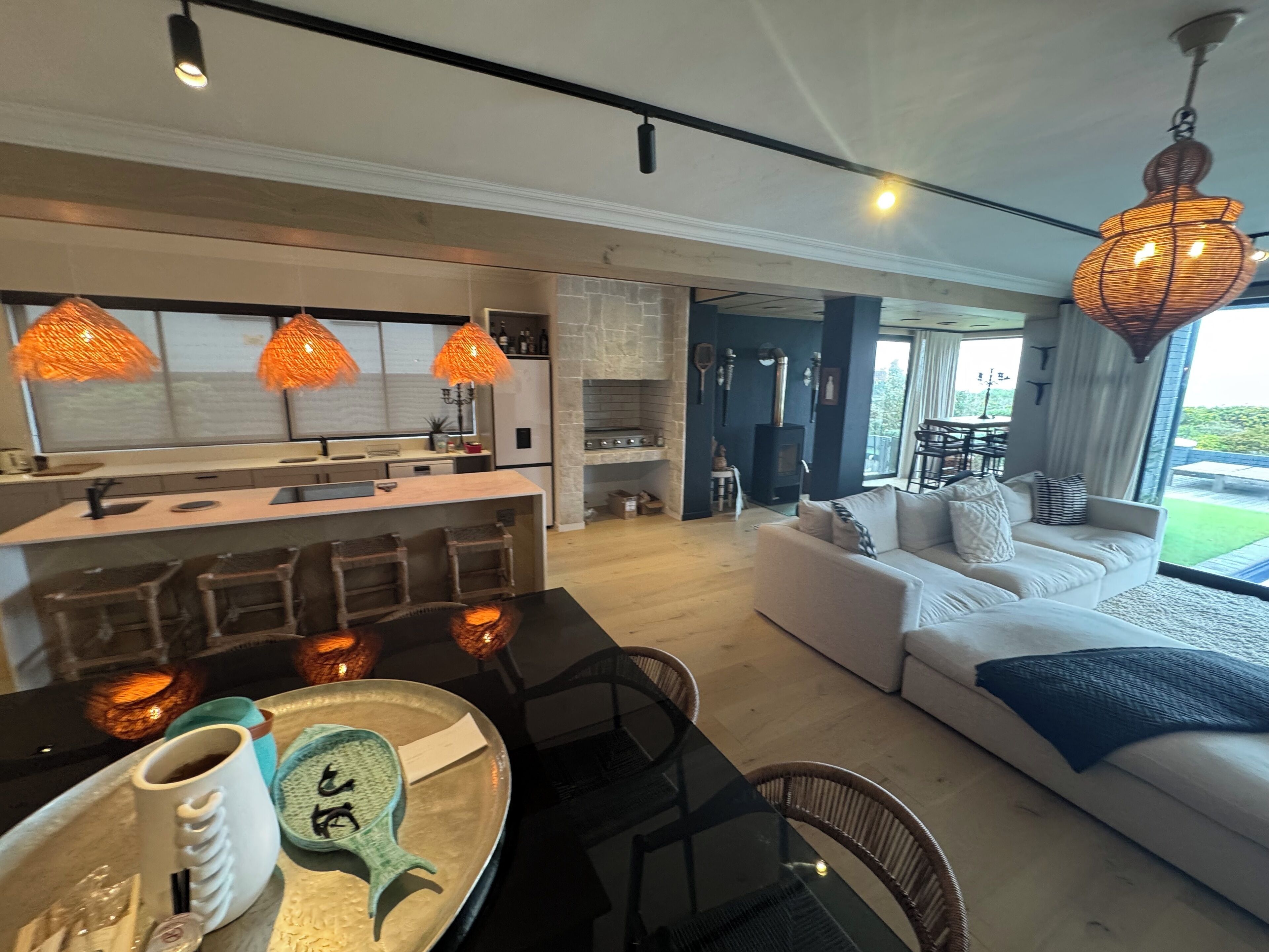Un salon moderne comprenant un canapé, un coin repas et une cuisine.
