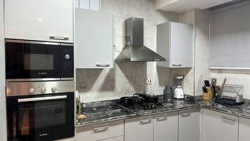 Family Apartment, City View | Private kitchen