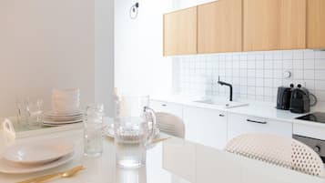 Appartement | Privékeuken | Een koffiezetapparaat/waterkoker, een kinderstoel
