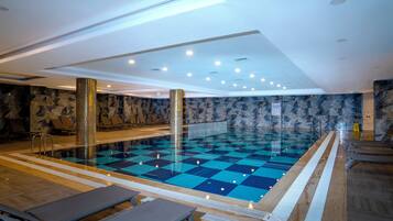Una piscina cubierta, una piscina al aire libre