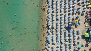 Plage privée à proximité, cabines gratuites, chaises longues, parasols