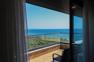 In-room safe, desk, laptop workspace, free WiFi