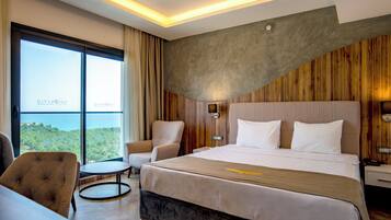 Caja de seguridad en la habitación y escritorio