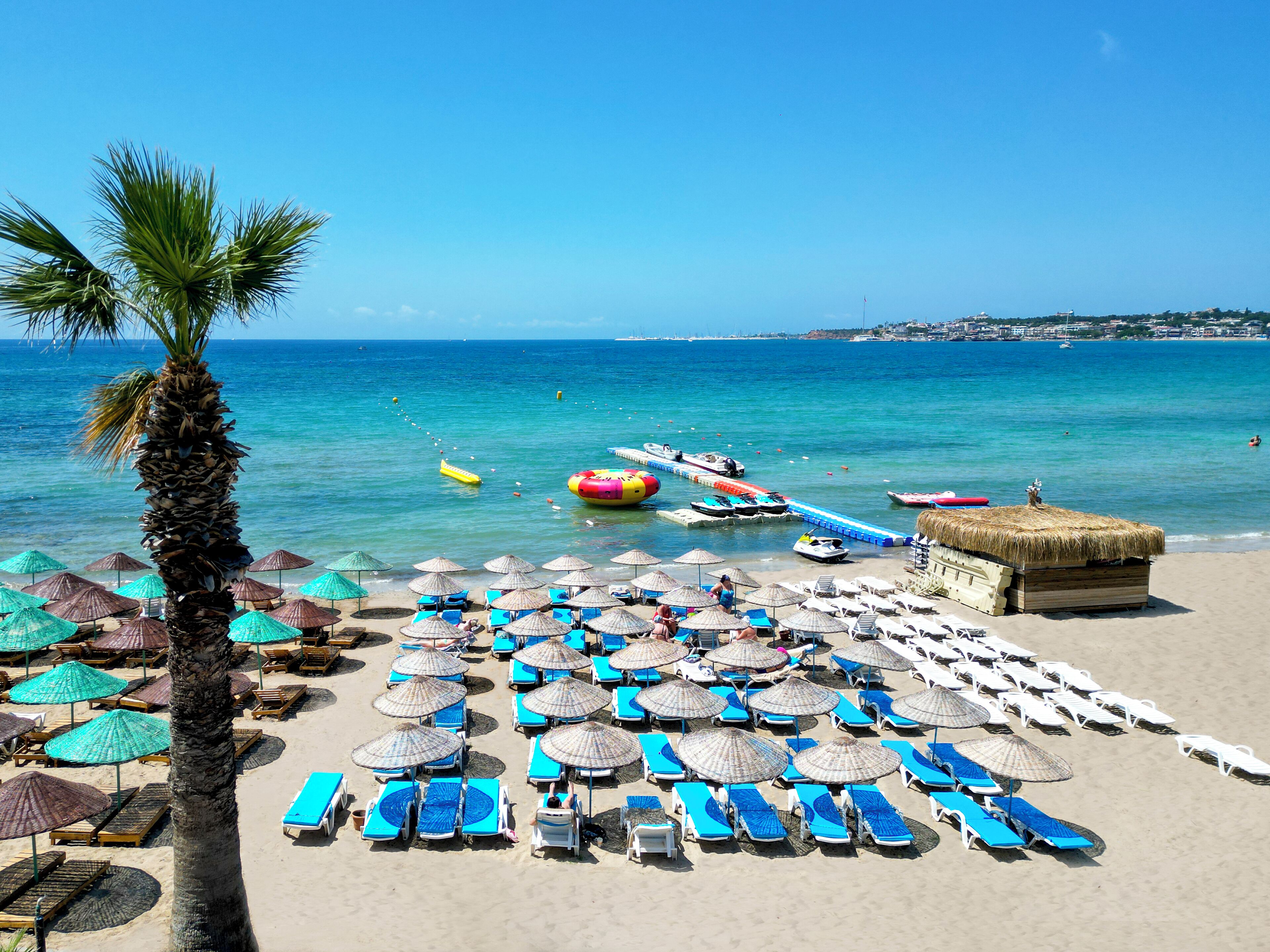 近隣のプライベートビーチ、ビーチカバナ (無料)、サンラウンジャー、ビーチパラソル