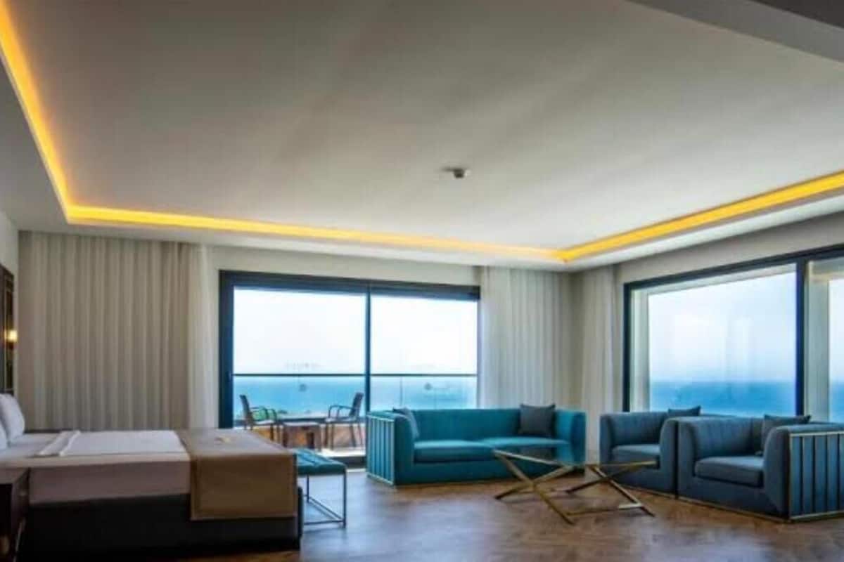 Deluxe Room | In-room safe, desk, laptop workspace, soundproofing