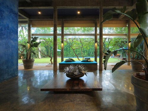 Saffron and Blue - Luxurious Pet‑Friendly Beachside Villa w/ Private Pool & Chef