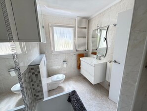 Secadora de cabello, toallas, jabón, papel de baño