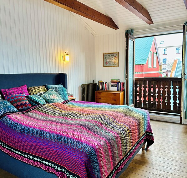 3 bedrooms, travel crib, WiFi, bed sheets