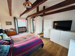 3 bedrooms, travel cot, WiFi, bed sheets