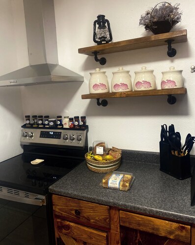 Rustic Retreat Cozy 2BR • Fast Wi-Fi, Private Yard, Fully Stocked!!