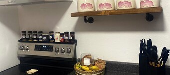 Rustic Retreat Cozy 2BR • Fast Wi-Fi, Private Yard, Fully Stocked!!