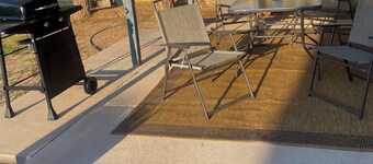 Rustic Retreat Cozy 2BR • Fast Wi-Fi, Private Yard, Fully Stocked!!