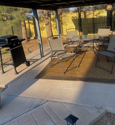 Rustic Retreat Cozy 2BR • Fast Wi-Fi, Private Yard, Fully Stocked!!