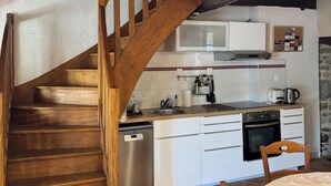 Coffee/tea maker, fridge, microwave, oven