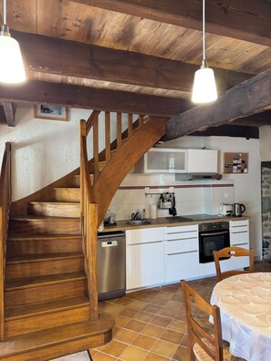 Kylskåp, mikrovågsugn, ugn och spishäll