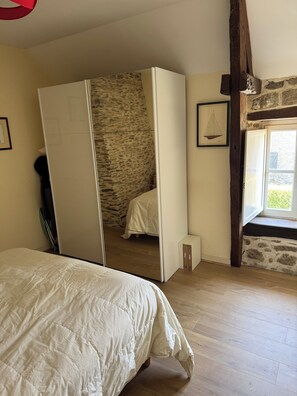 3 bedrooms, iron/ironing board, free WiFi, bed sheets - NEW stylish house between St Malo and Cancale for 6 people - beaches 1 km away (Saint-Coulomb)