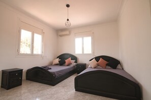 3 chambres, fer et planche à repasser, literie fournie