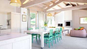 Departamento superior, patio, vista a la alberca | Cocina privada