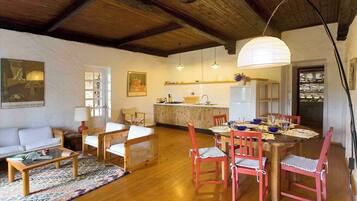 Apartamento, balcón, vistas al jardín | Zona de estar