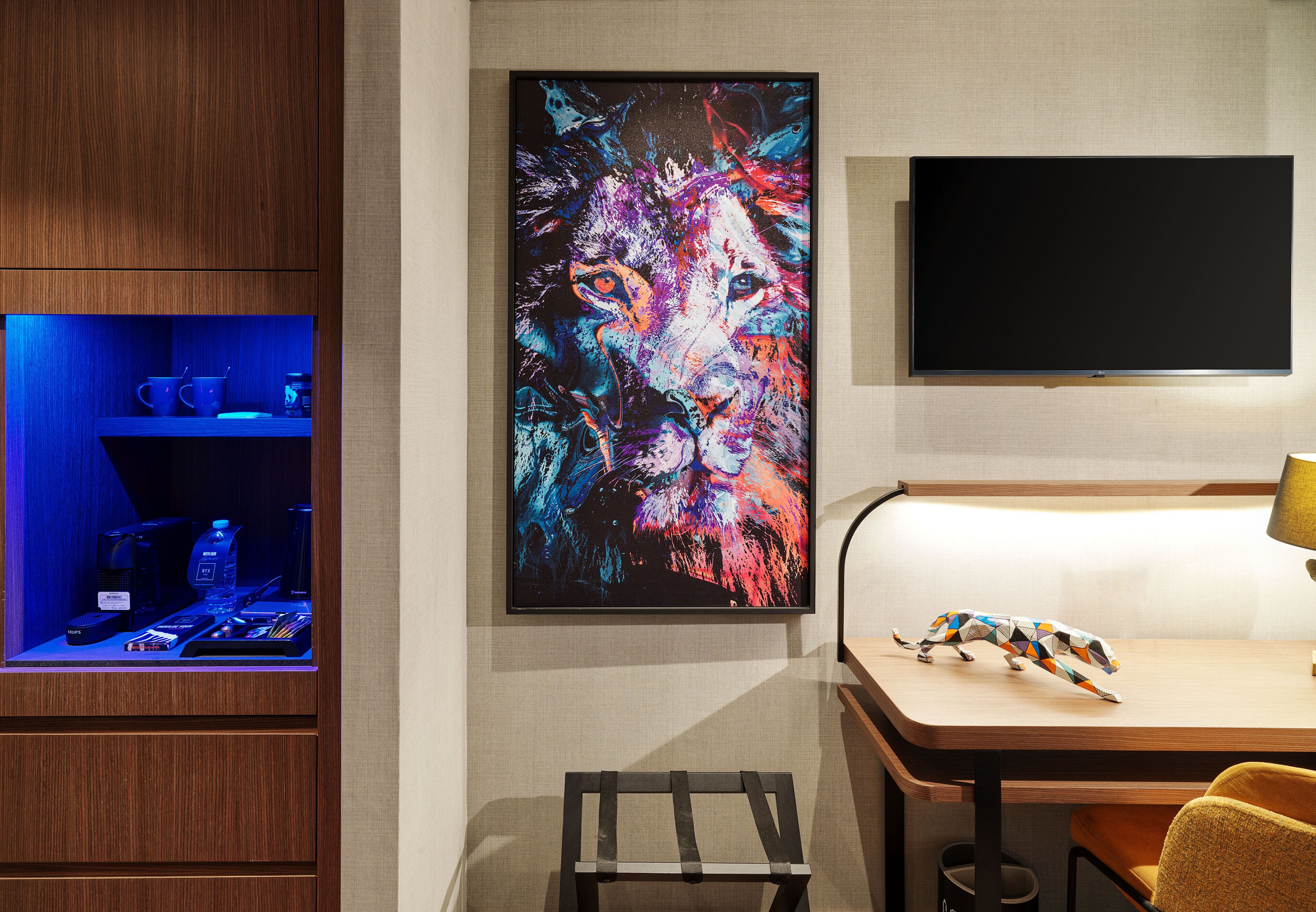 Minibaari, työpöytä, ilmainen Wi-Fi, vuodevaatteet