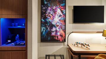 Minibar, skrivbord, gratis wi-fi och sÀngklÀder