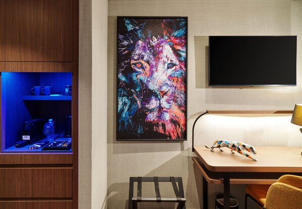 Minibar, skrivebord, wi-fi (inkludert) og sengetøy