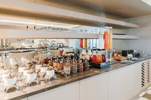 Café da manhã com buffet grátis todos os dias