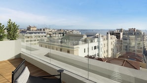 A rooftop terrace with a view of the cityscape and the sea. - NYX Hotel Thessaloniki (Thessaloniki)