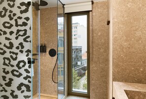Design Double star | Badeværelse | Bruser, hårtørrer, hjemmesko, håndklæder